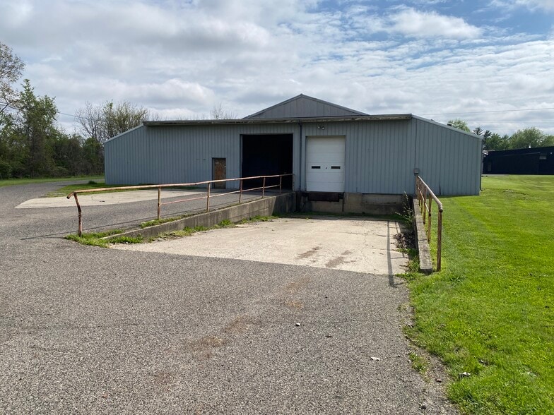 More Photos Of 221 W Cherry St, Butler Manufacturing For Lease