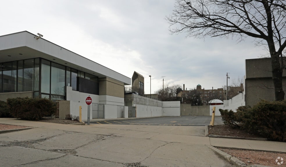 More Photos Of 2525 W Wisconsin Ave, Milwaukee Bank For Lease