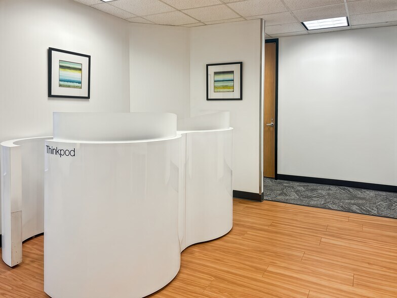 More Photos Of 701 Palomar Airport Rd, Carlsbad Coworking Space