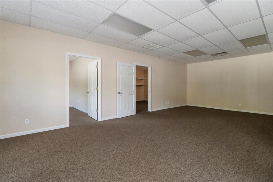 More Photos Of 1006 B Nettleton Ave, Thayer Office For Sale