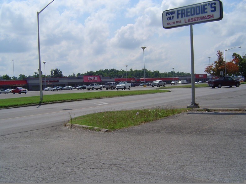 More Photos Of 50-180 Madison Square Dr, Madisonville Drugstore For Lease