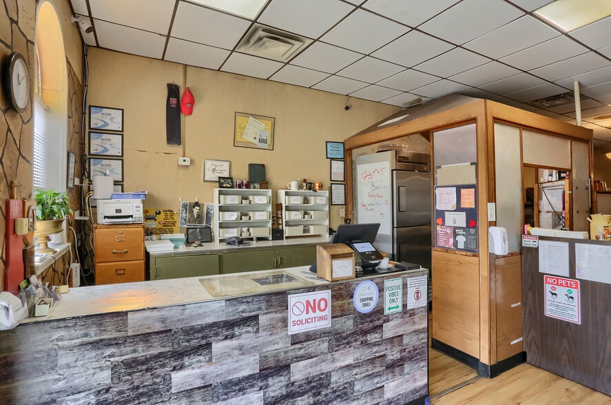 More Photos Of 463 Maplewood Ave, Ambridge Restaurant For Sale
