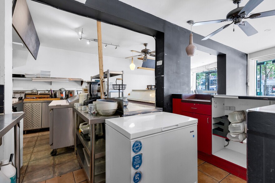 More Photos Of 5833-5837 Sherbrooke Rue O, Montréal Storefront Retail Residential For Lease