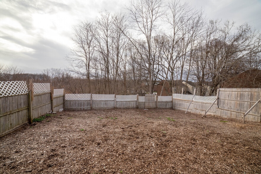 More Photos Of 102 Grove St, Chicopee Veterinarian Kennel For Sale