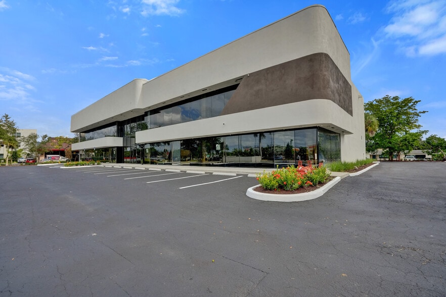More Photos Of 4690 S University Dr, Davie Freestanding For Lease