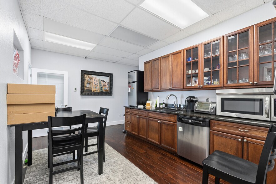 More Photos Of 1202 Commercial Ave, Anacortes Office For Sale