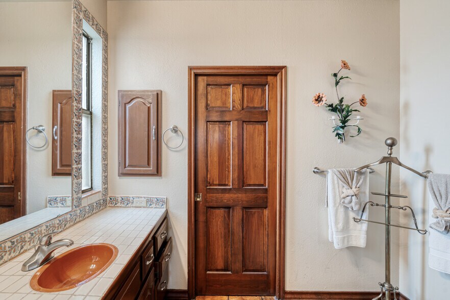 More Photos Of 505 Gilchrist Ln, Del Rio Specialty For Sale