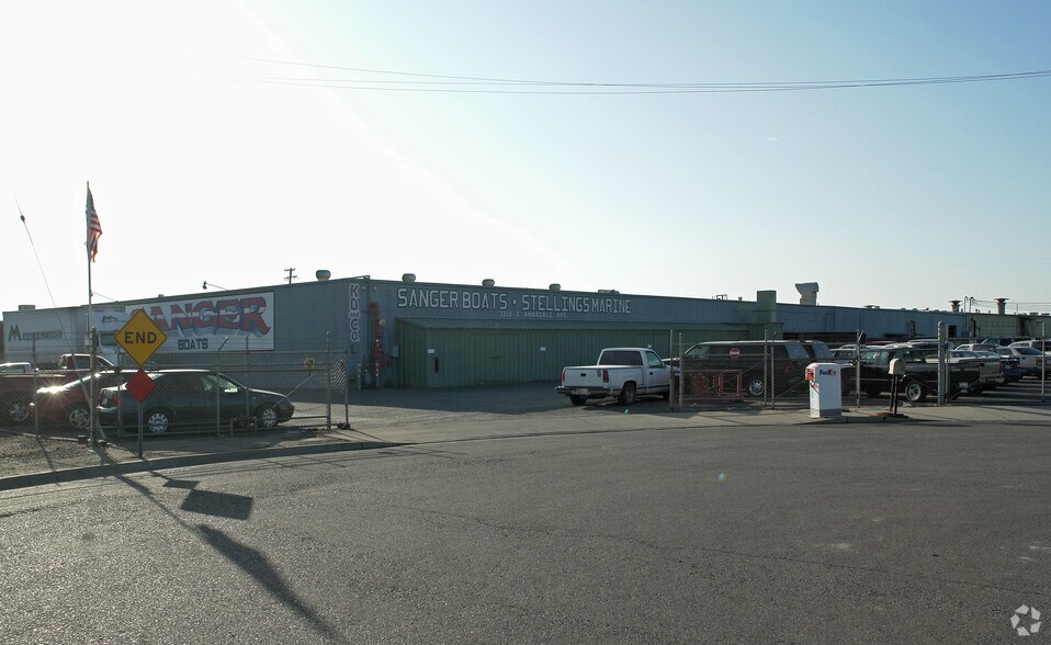 Primary Photo Of 3316 Annadale Ave, Fresno Manufacturing For Lease
