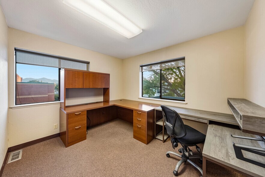 More Photos Of 735 SE 7th St, Grants Pass Office For Sale