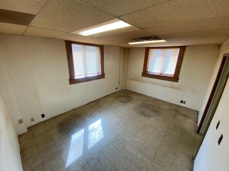 More Photos Of 221 W Cherry St, Butler Manufacturing For Lease