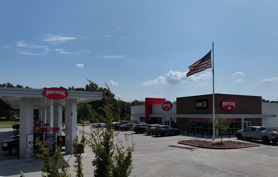 More Photos Of 1851 E Huntsville Rd, Fayetteville Convenience Store For Sale