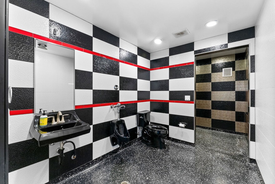 More Photos Of 1366 Hornblend St, San Diego Flex For Lease