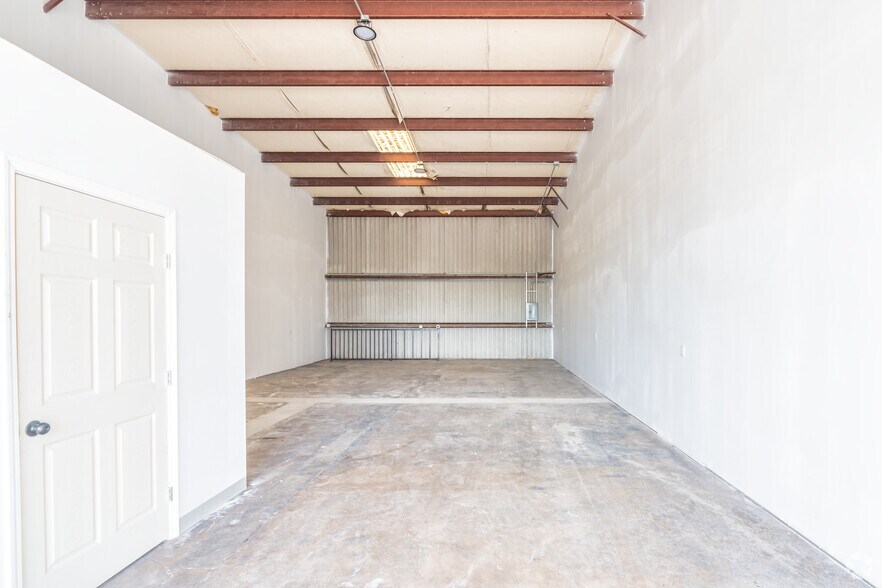 More Photos Of 130 Mitchell Rd, Houston Warehouse For Lease