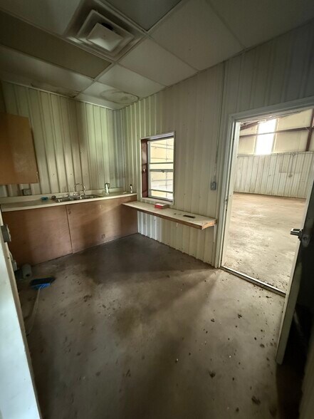 More Photos Of 811 E Industry Rd, Henryetta Warehouse For Sale