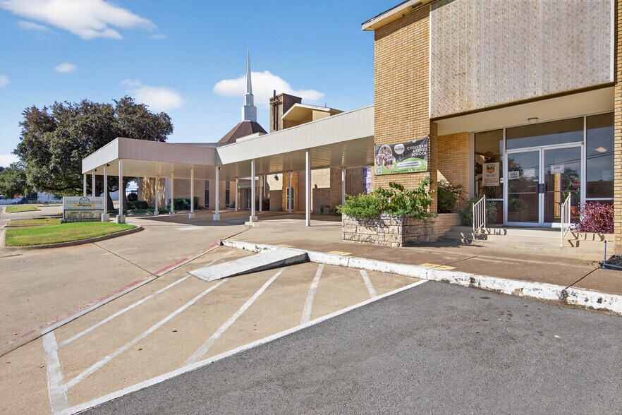 More Photos Of 147 Hurst Blvd, Hurst Religious Facility For Sale