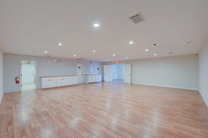 More Photos Of 359 10th St, West Palm Beach Storefront Retail Office For Lease