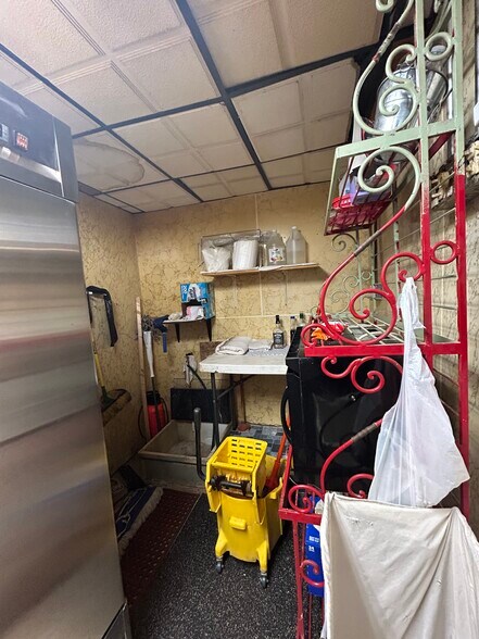 More Photos Of 546 E Dixie Dr, West Carrollton Bar For Sale