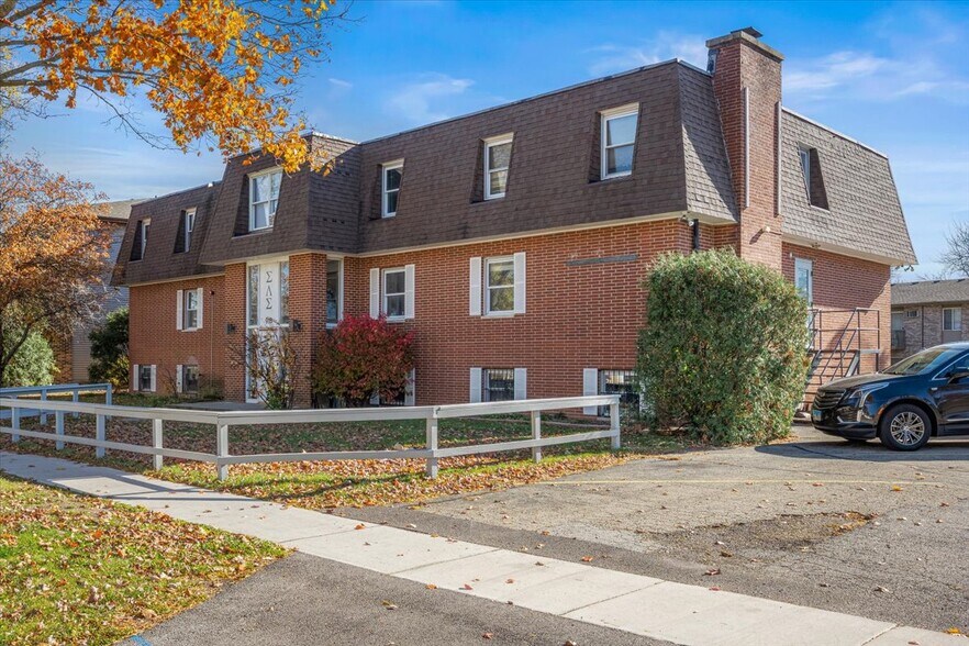 Primary Photo Of 918 Kimberly Dr, Dekalb Sorority Fraternity House For Sale
