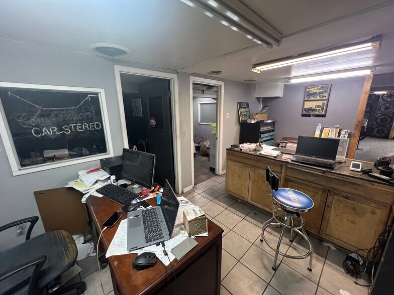 More Photos Of 622 W Texas Ave, Baytown Storefront Retail Office For Lease