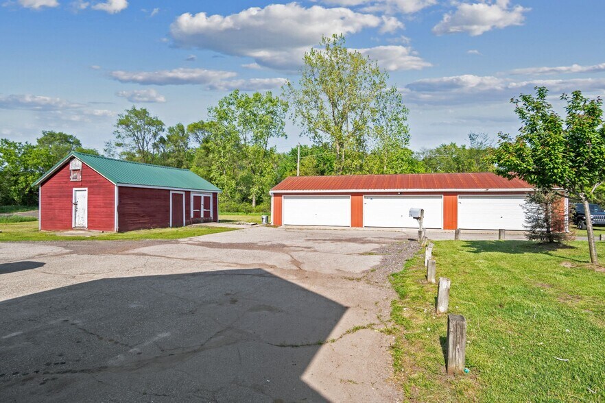 More Photos Of 1451 S Milford Rd, Highland Restaurant For Sale