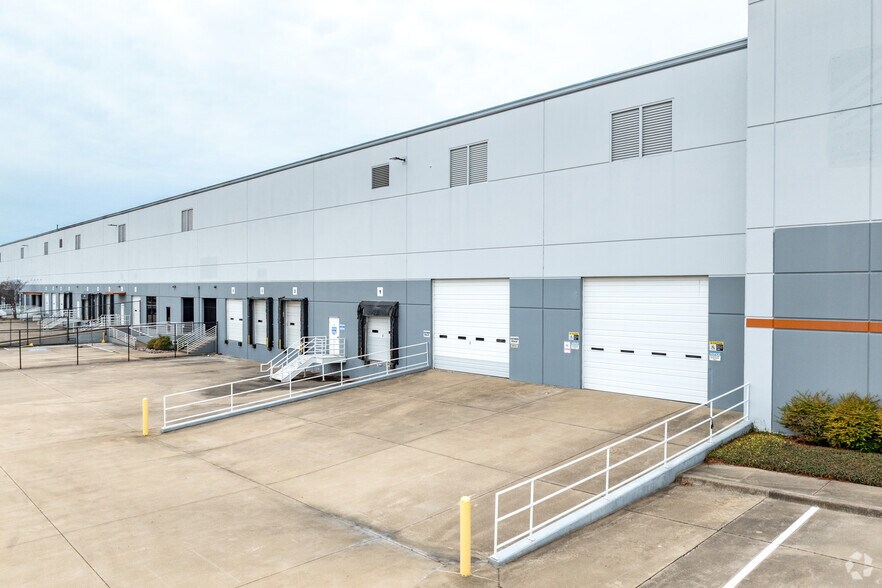 More Photos Of 1100 Chase Rd, Mesquite Distribution For Lease