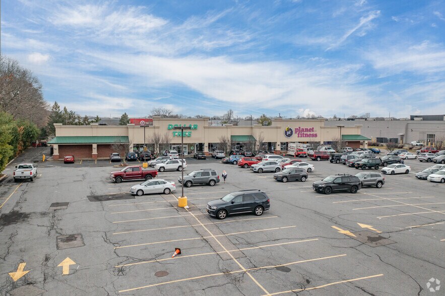 More Photos Of 894 Sunrise Hwy, Bay Shore Freestanding For Lease