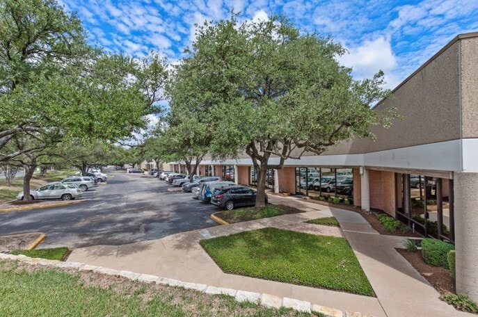 More Photos Of 2120 W Braker Ln, Austin Light Distribution For Lease