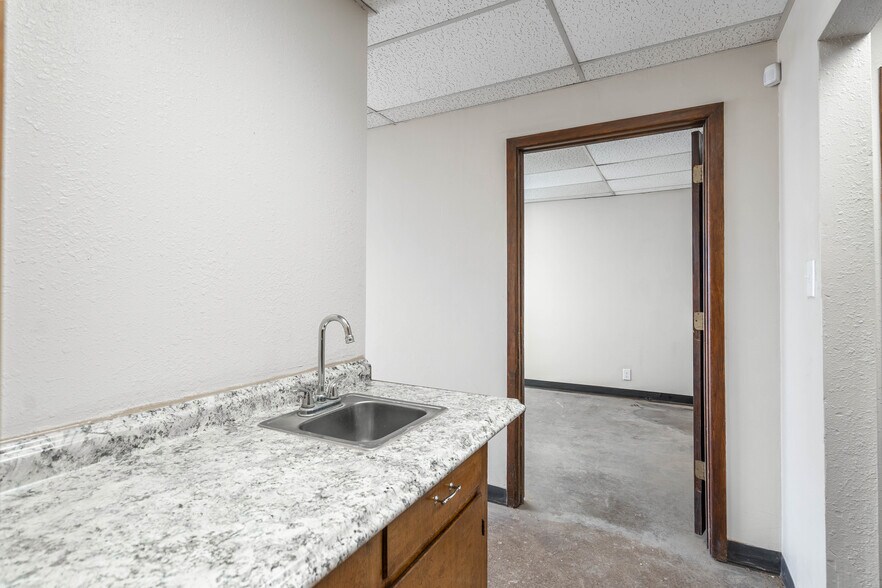 More Photos Of 1304A Dayton Rd, Midland Warehouse For Lease