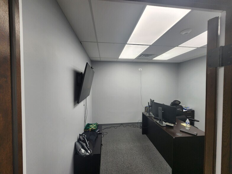 More Photos Of 1280-1330 Powis Rd, West Chicago Truck Terminal For Sale