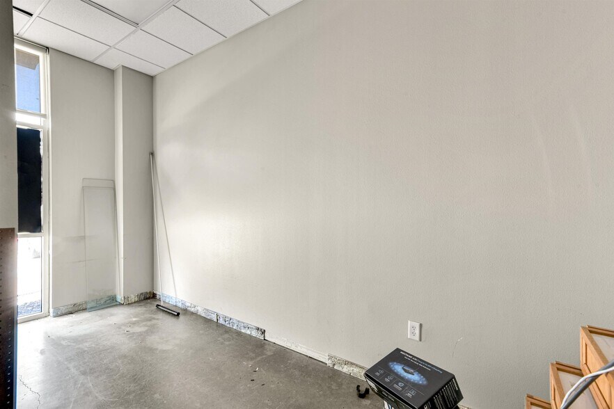 More Photos Of 1713 Park Pl, College Station General Retail For Lease