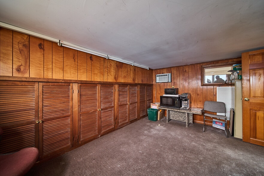 More Photos Of 2100 Jericho Tpke, Garden City Park Warehouse For Lease