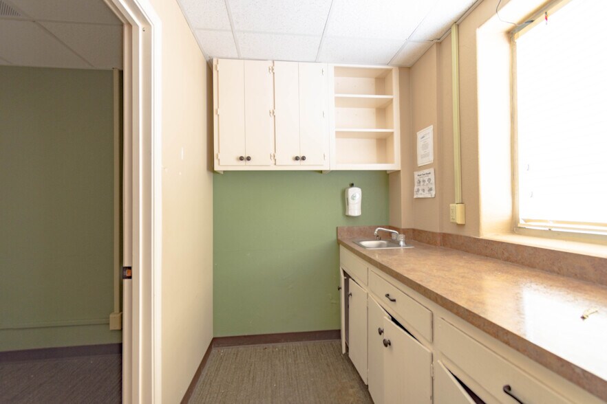 More Photos Of 1401 Applewood Dr, Dalton Medical For Lease