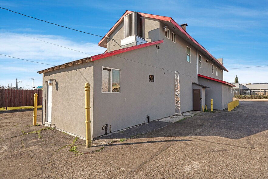 More Photos Of 104 E Lodi Ave, Lodi Storefront Retail Office For Sale