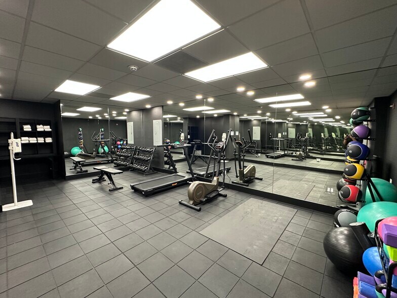 More Photos Of 1925 Harrison St, Hollywood Hotel For Lease