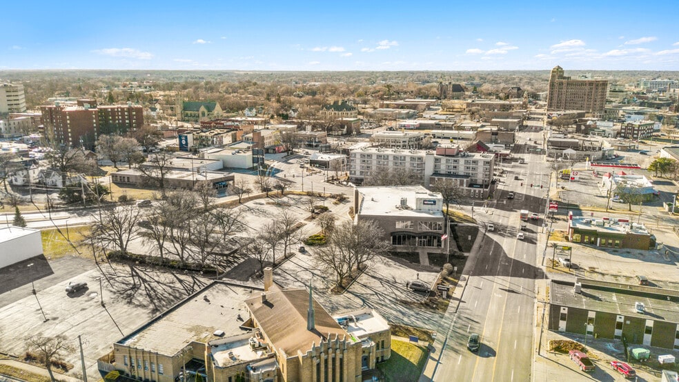 More Photos Of 1107 E State St, Rockford General Retail For Sale