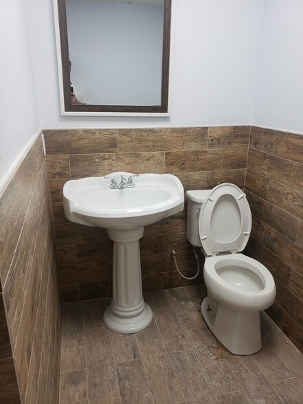 More Photos Of 24724 Lahser Rd, Southfield Office For Sale