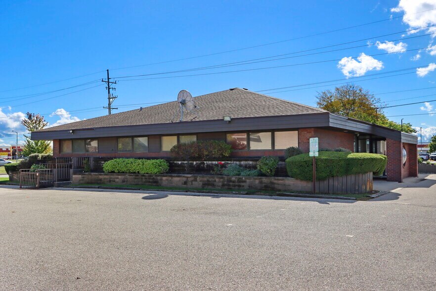 More Photos Of 3410 80th St, Kenosha Office For Sale