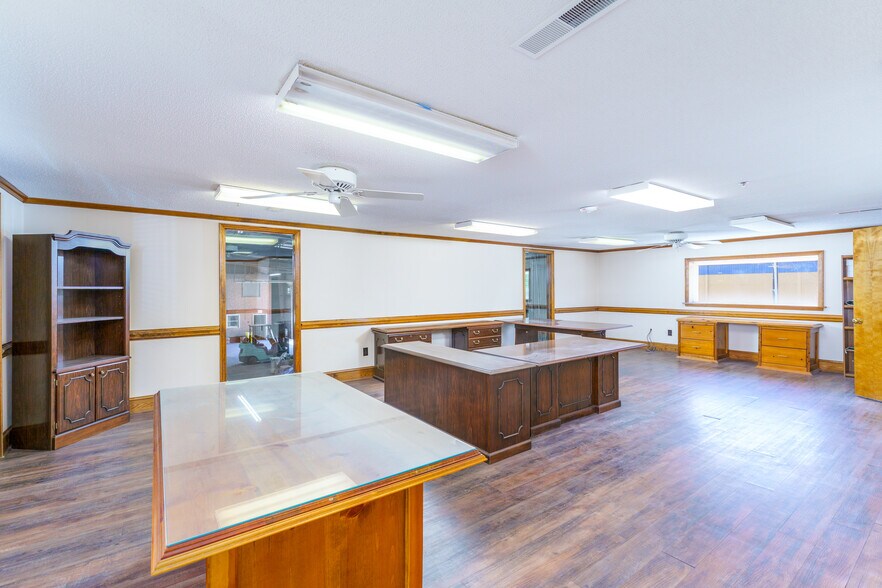 More Photos Of 1734 University Commercial Pl, Charlotte Warehouse For Lease