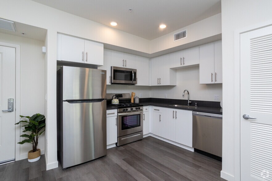 More Photos Of 10555 Bloomfield St, Toluca Lake Apartments For Sale