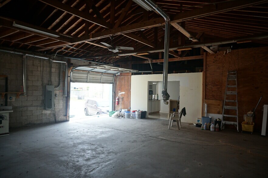More Photos Of 1110 2nd Ave S, Lake Worth Warehouse For Lease