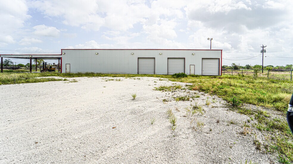 More Photos Of 5500 SW Moody St, Victoria Manufacturing For Sale