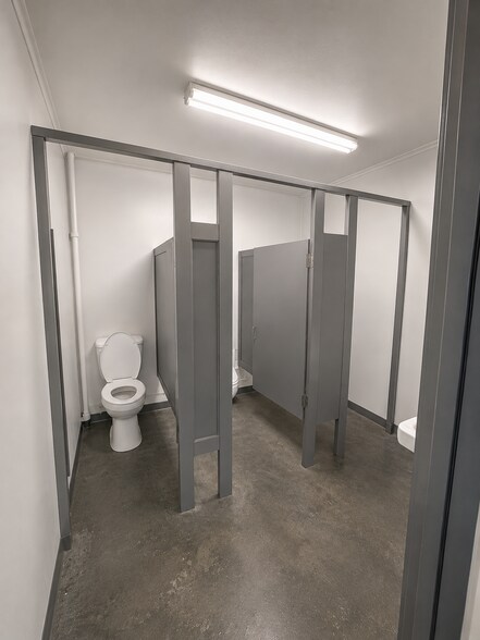 More Photos Of 75 Industrial Blvd, Eastman Showroom For Sale