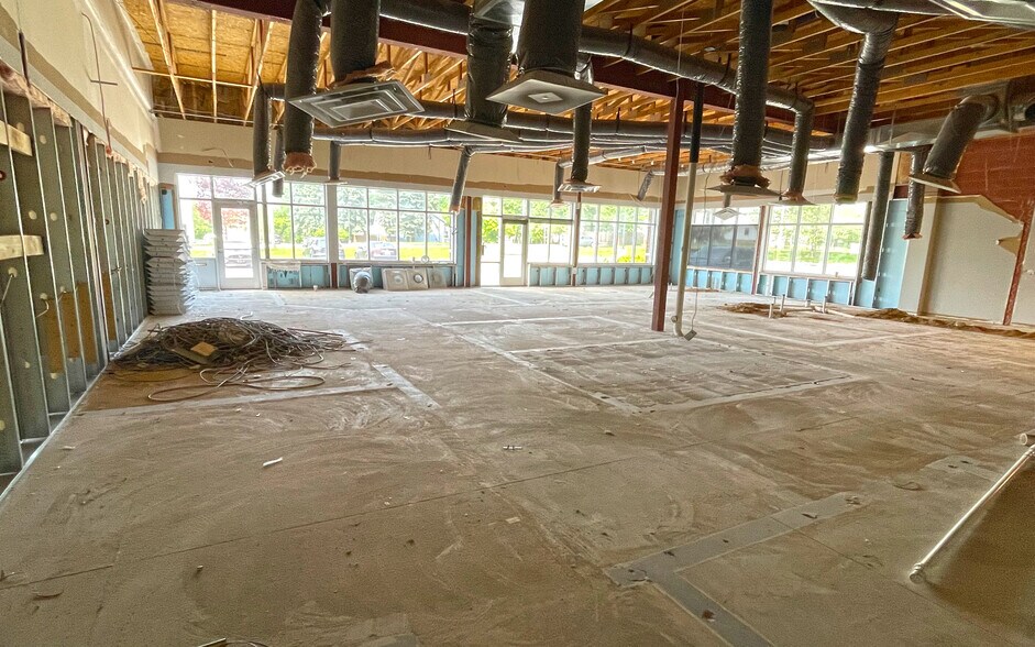More Photos Of 750 N Cedar St, Lansing Storefront For Sale