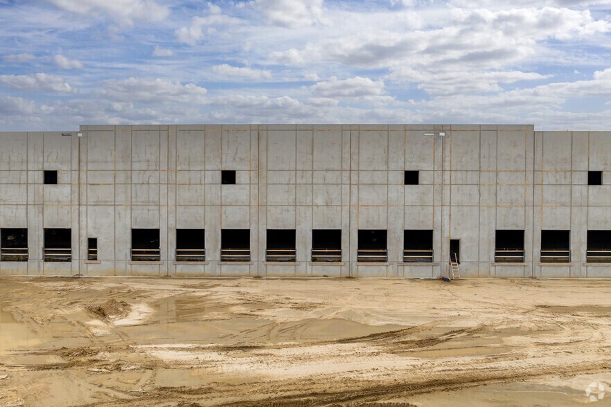 More Photos Of 6196 East Bridge St, Brighton Distribution For Lease