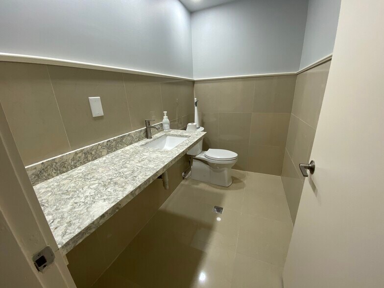 More Photos Of 219 N 21st Ave, Hollywood Storefront Retail Office For Lease