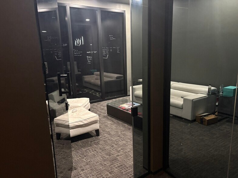 More Photos Of 1495 N Park Dr, Weston Showroom For Lease