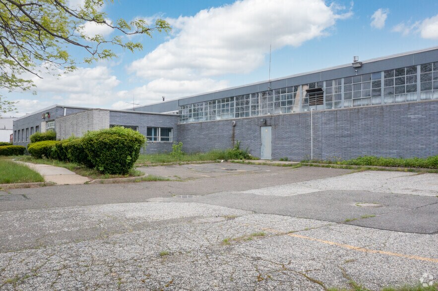 More Photos Of 170 Allen Blvd, Farmingdale Warehouse For Lease
