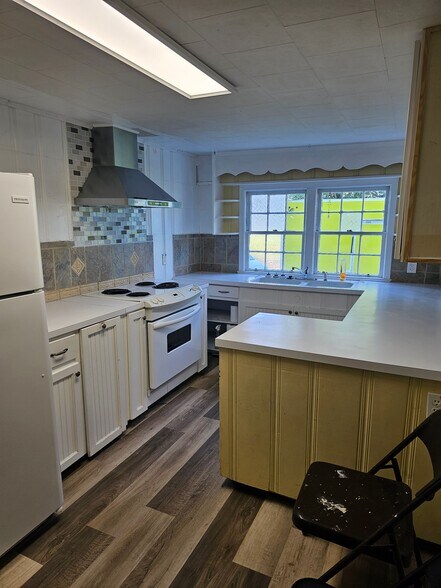 More Photos Of 124 Cedar Rd, Lexington Office For Lease