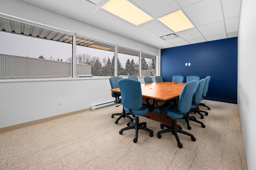More Photos Of 925 Av Newton, Québec Manufacturing For Lease