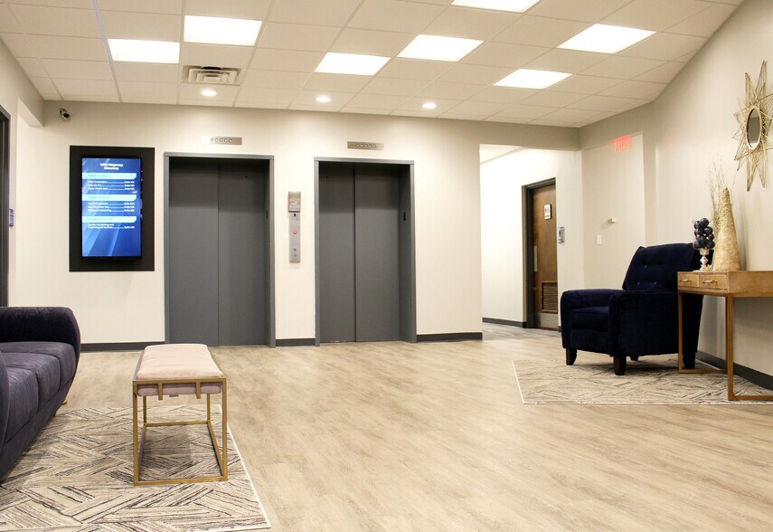 More Photos Of 4755 Kingsway Dr, Indianapolis Office For Lease